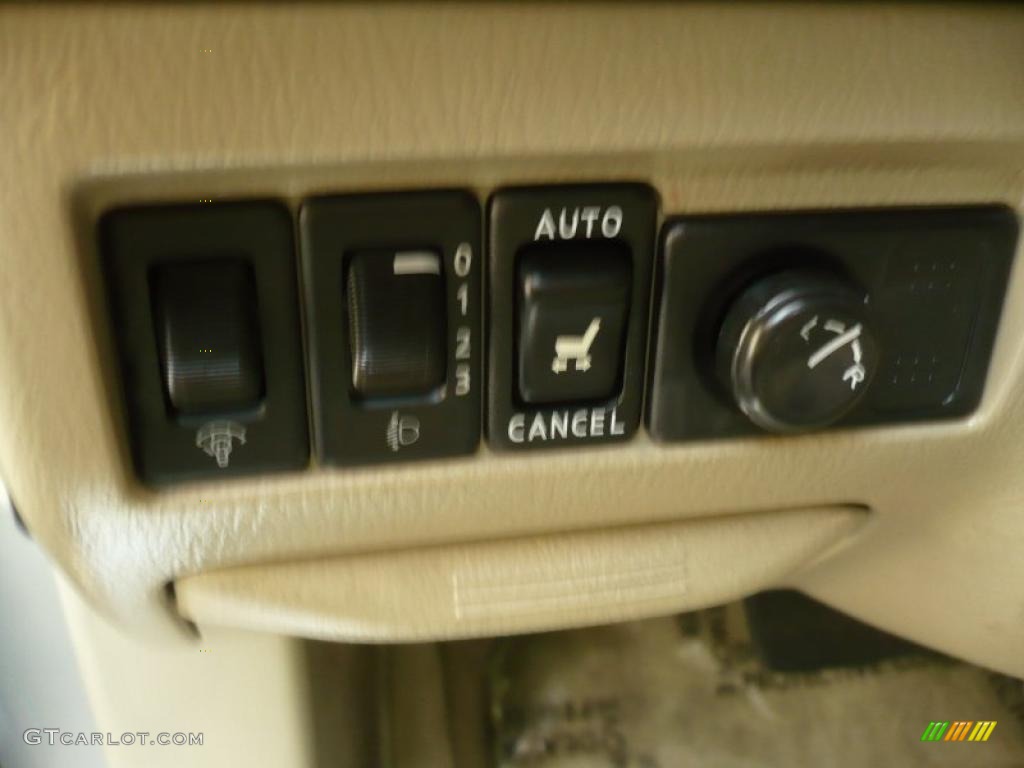 2002 QX4 4x4 - Brilliant Silver Metallic / Stone Beige photo #23