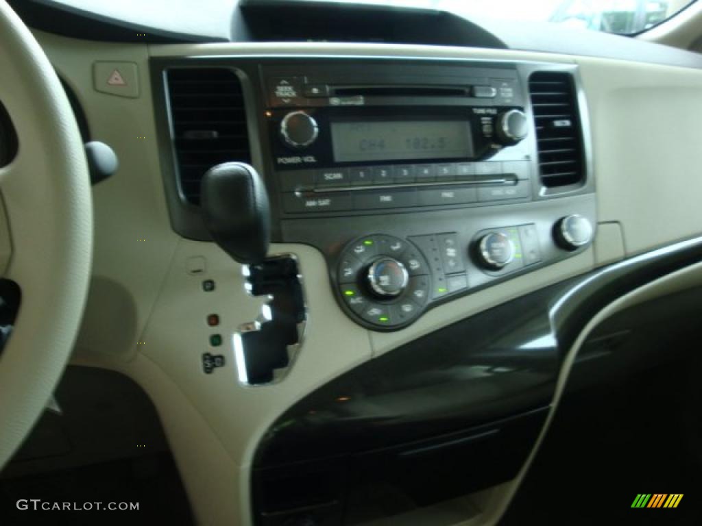 2011 Sienna  - Super White / Bisque photo #13