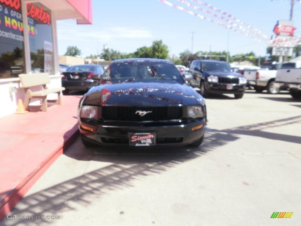 2005 Mustang V6 Premium Coupe - Black / Dark Charcoal photo #3