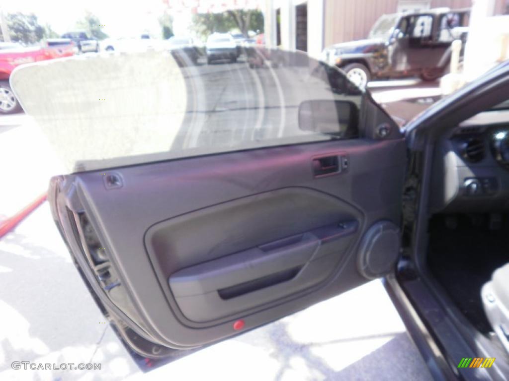 2005 Mustang V6 Premium Coupe - Black / Dark Charcoal photo #8