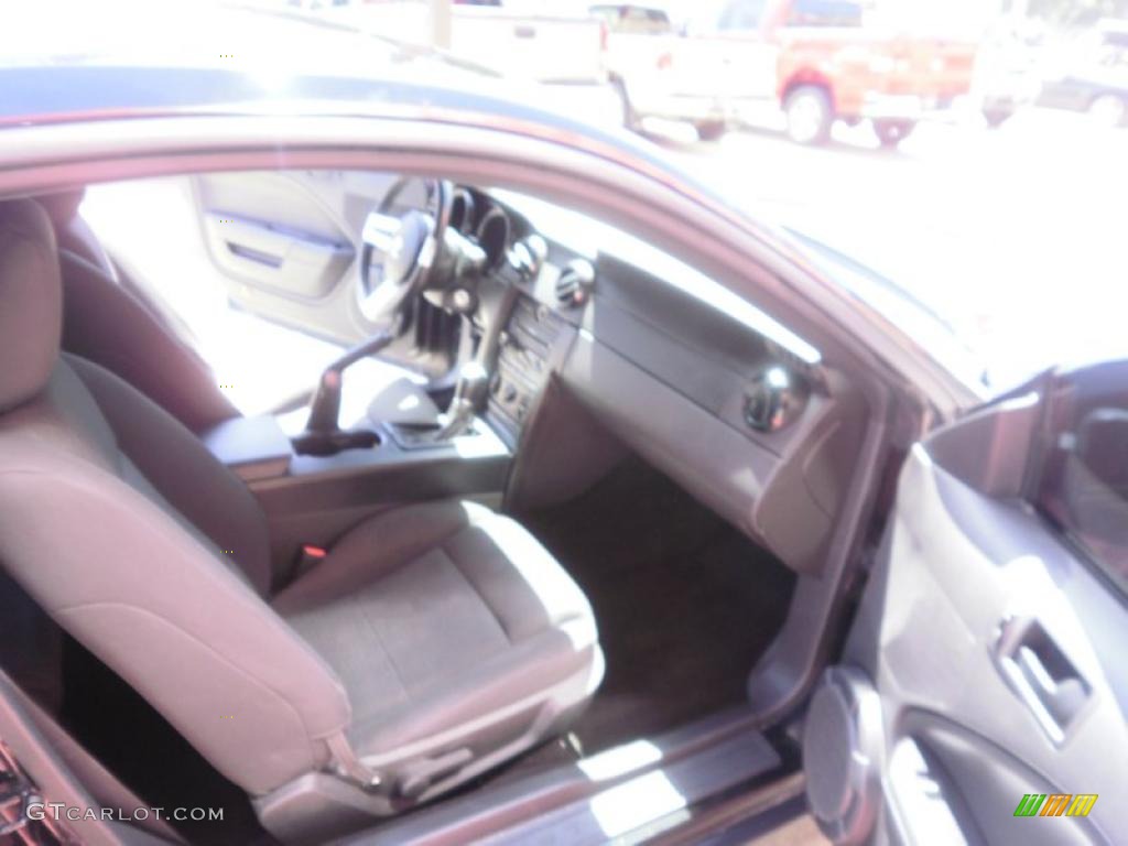 2005 Mustang V6 Premium Coupe - Black / Dark Charcoal photo #18