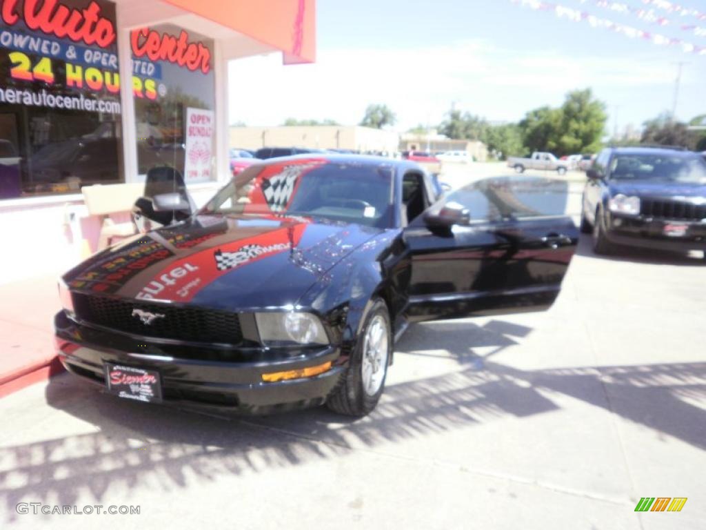2005 Mustang V6 Premium Coupe - Black / Dark Charcoal photo #22