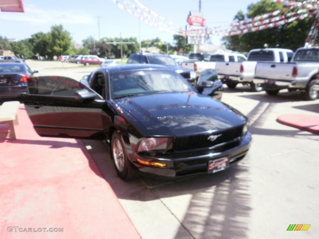 2005 Mustang V6 Premium Coupe - Black / Dark Charcoal photo #23