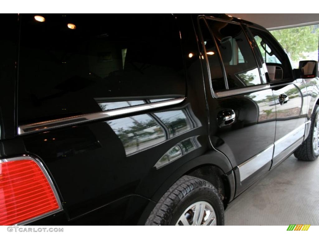 2007 Navigator Luxury - Black / Charcoal photo #55