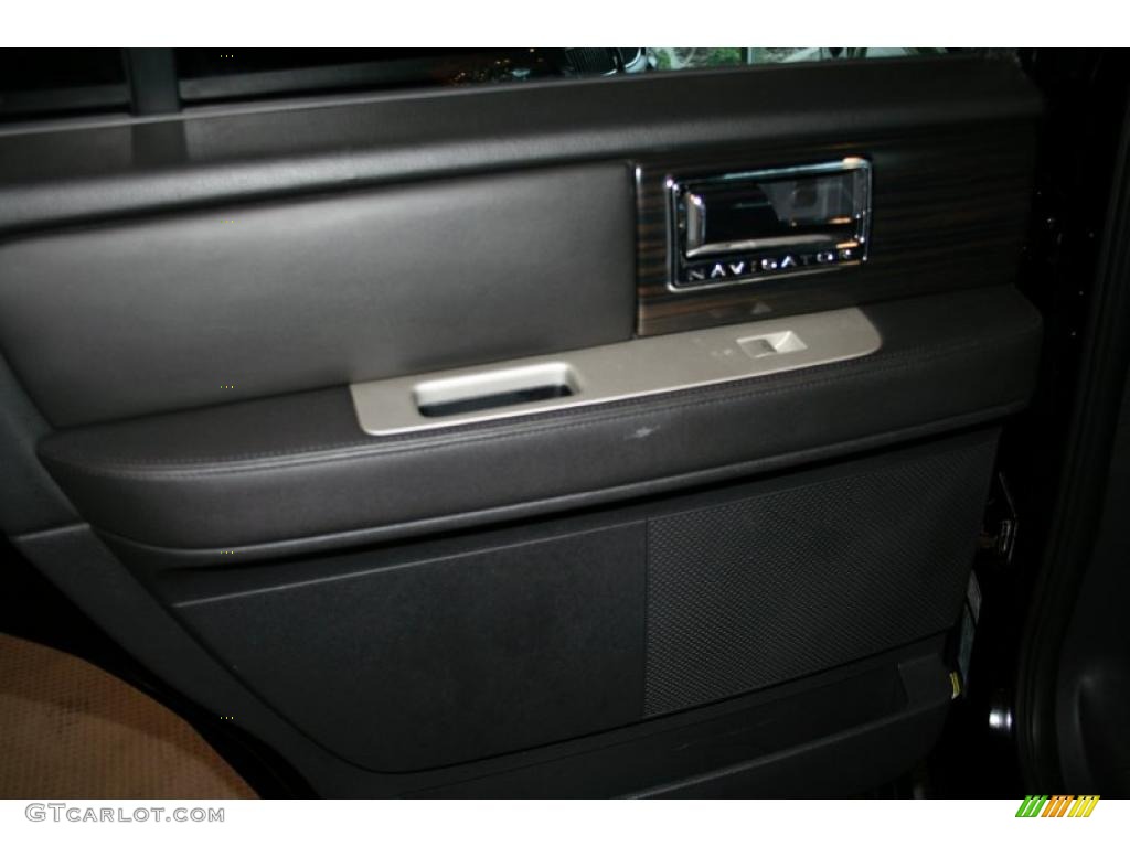 2007 Navigator Luxury - Black / Charcoal photo #60