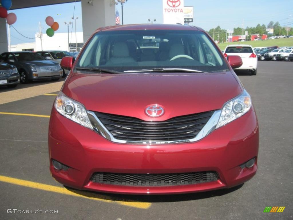 2011 Sienna LE - Salsa Red Pearl / Light Gray photo #7