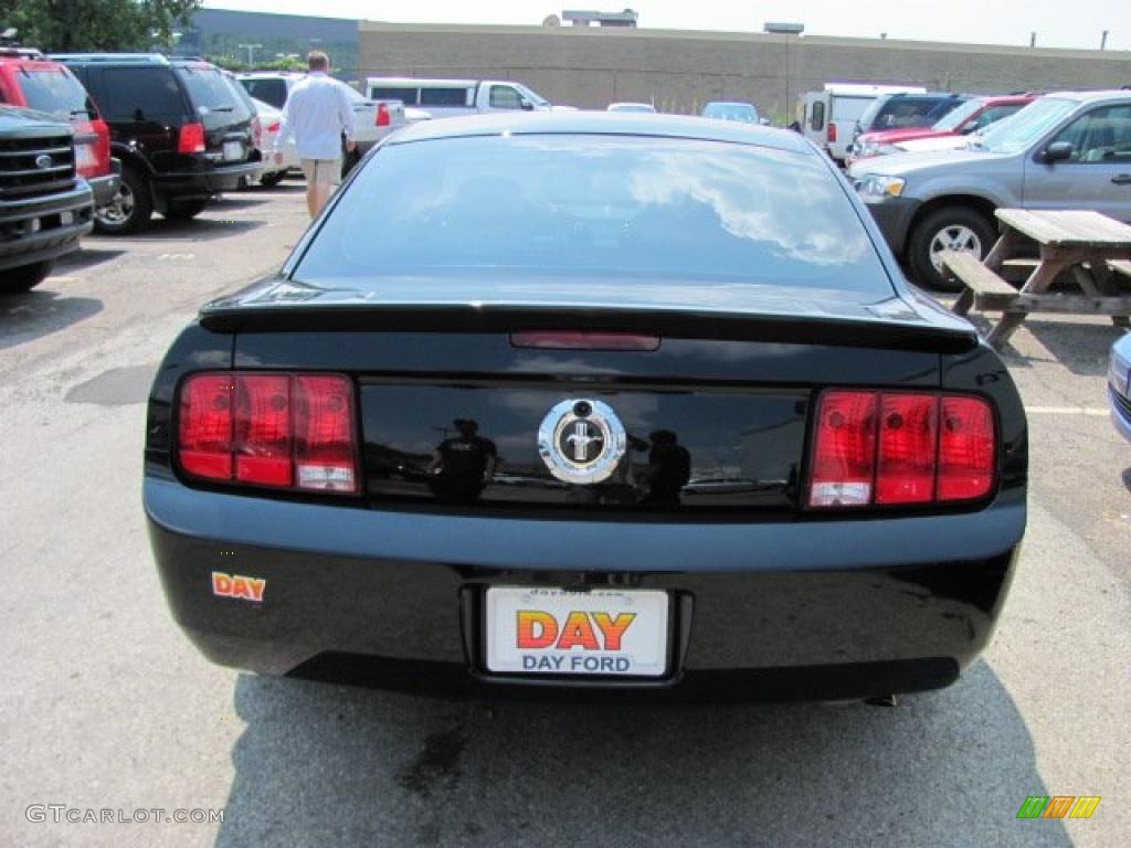 2007 Mustang V6 Deluxe Coupe - Black / Dark Charcoal photo #4