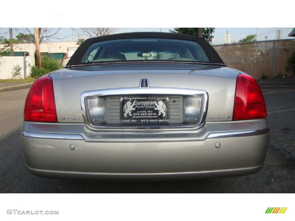 2003 Town Car Signature - Light Parchment Gold / Medium Dark Parchment/Light Parchment photo #5