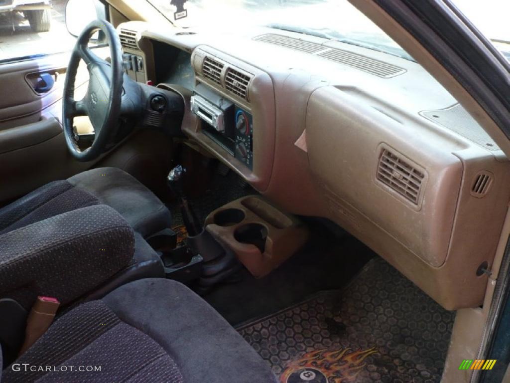 1996 S10 Regular Cab - Emerald Green Metallic / Beige photo #9