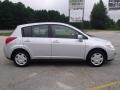 Brilliant Silver - Versa 1.8 S Hatchback Photo No. 6