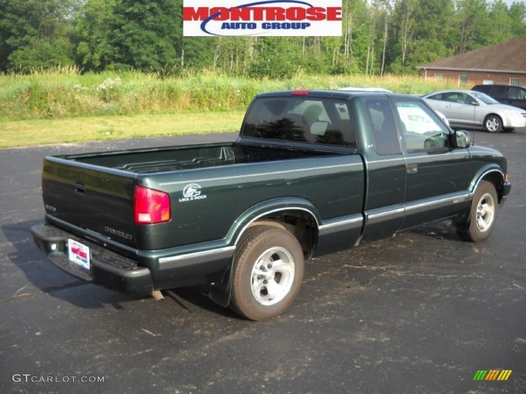 2002 S10 LS Extended Cab - Forest Green Metallic / Medium Gray photo #2