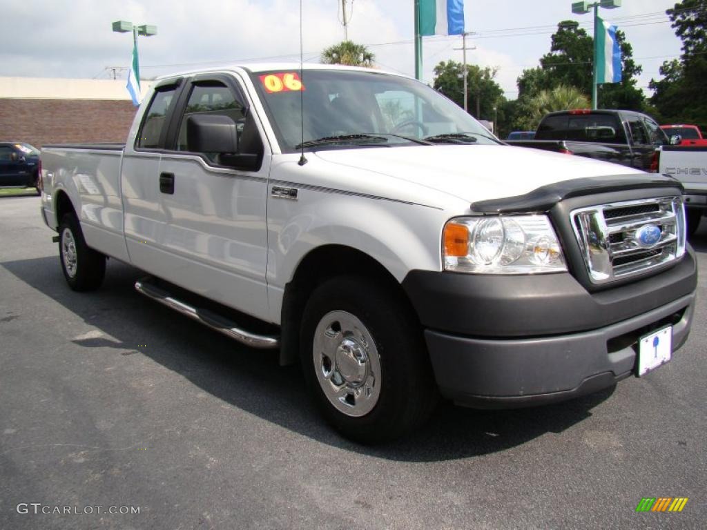 2006 F150 XL SuperCab - Oxford White / Medium/Dark Flint photo #4