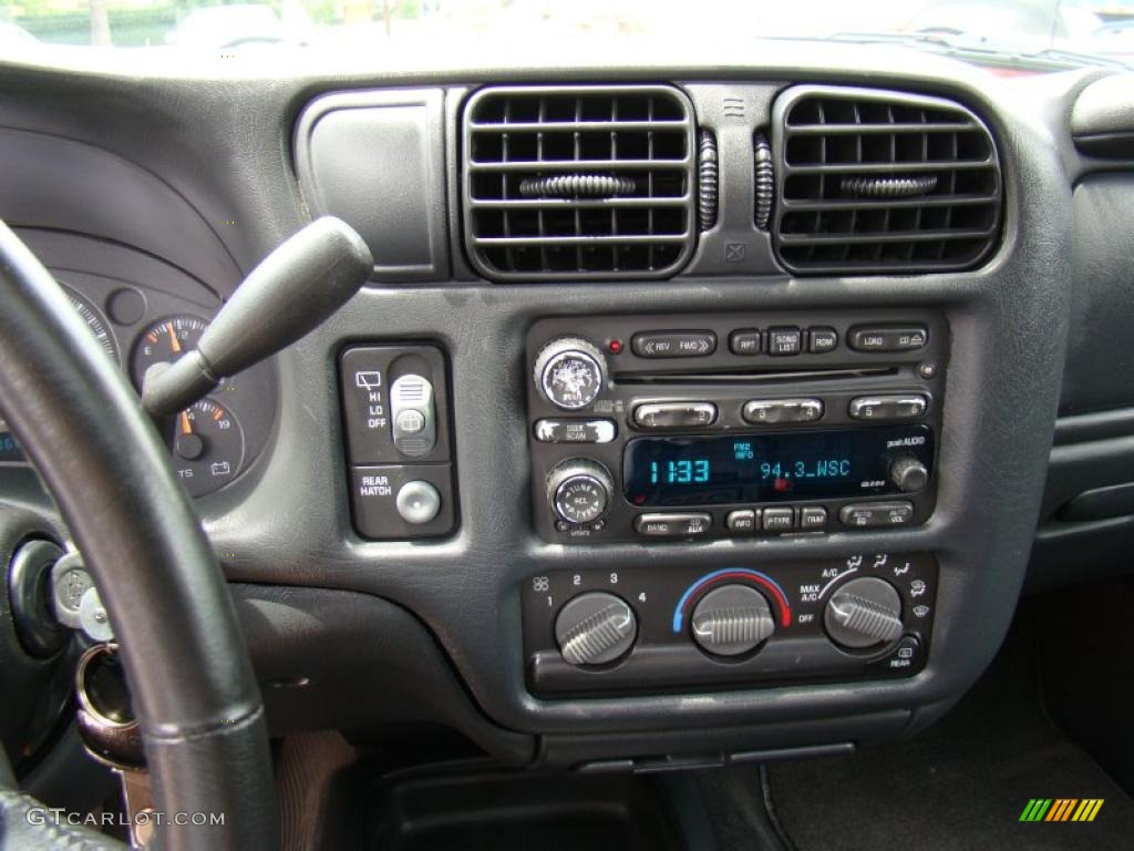 2004 Blazer LS - Black / Graphite Gray photo #22