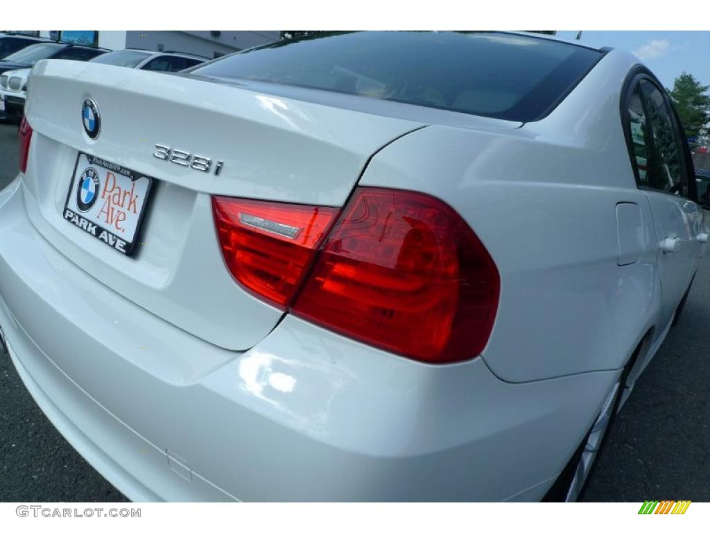 2010 3 Series 328i xDrive Sedan - Alpine White / Black photo #14
