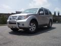 2005 Silver Lightning Metallic Nissan Pathfinder SE 4x4  photo #2