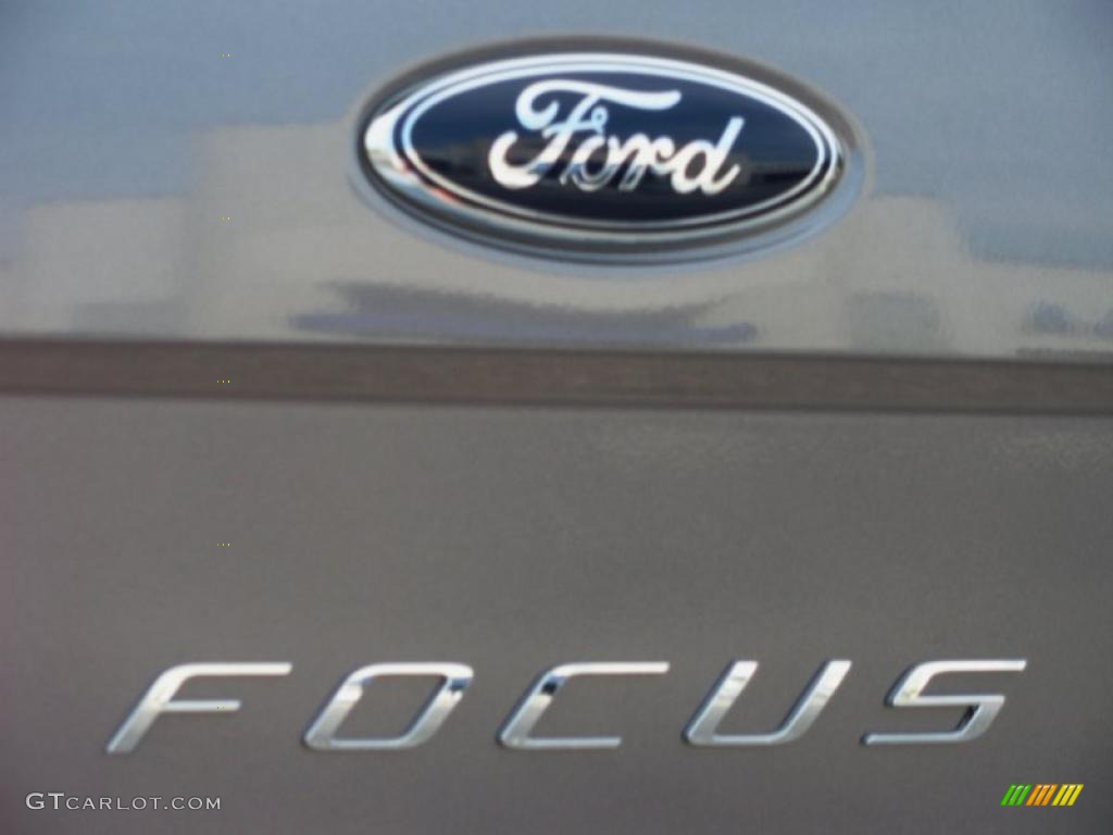 2010 Focus SE Sedan - Sterling Grey Metallic / Charcoal Black photo #4