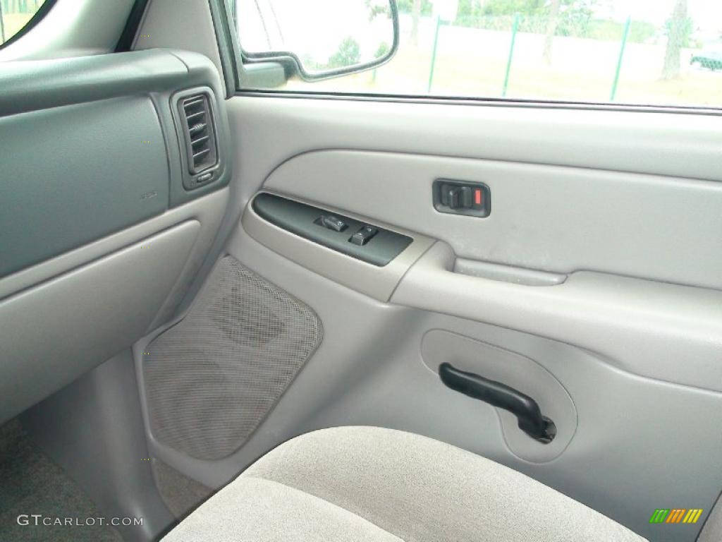 2004 Tahoe LS - Silver Birch Metallic / Gray/Dark Charcoal photo #30