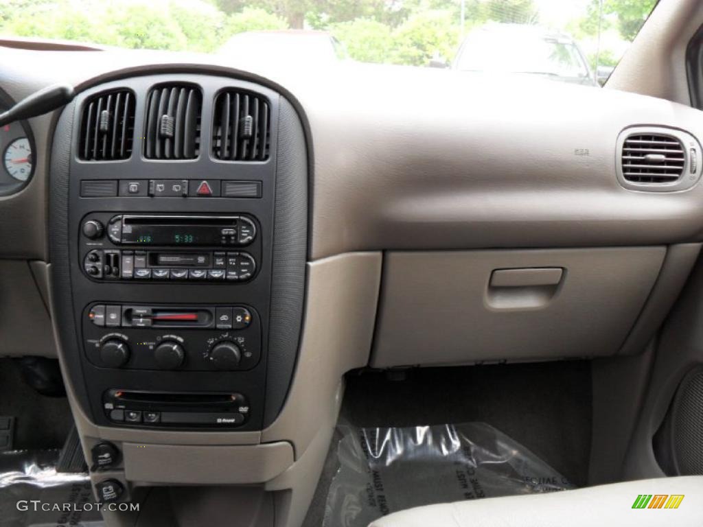 2002 Grand Caravan eX - Inferno Red Pearl / Taupe photo #14