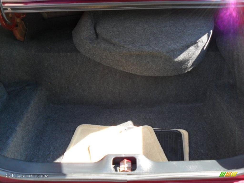 2006 Crown Victoria LX - Dark Toreador Red Metallic / Light Camel photo #15
