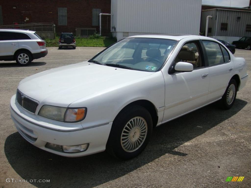 1996 I 30 Touring - Arctic White Pearl / Tan photo #2