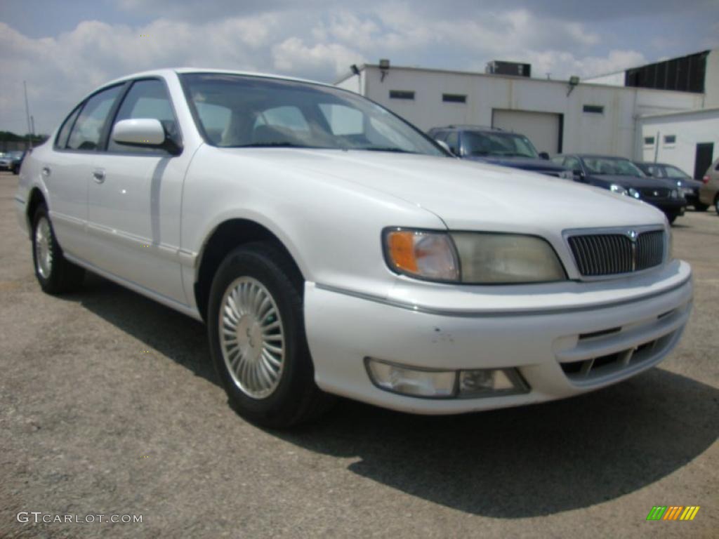 1996 I 30 Touring - Arctic White Pearl / Tan photo #5