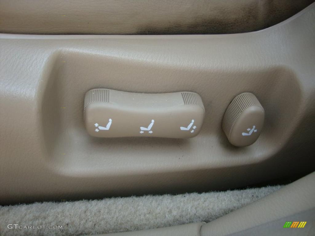 1996 I 30 Touring - Arctic White Pearl / Tan photo #17