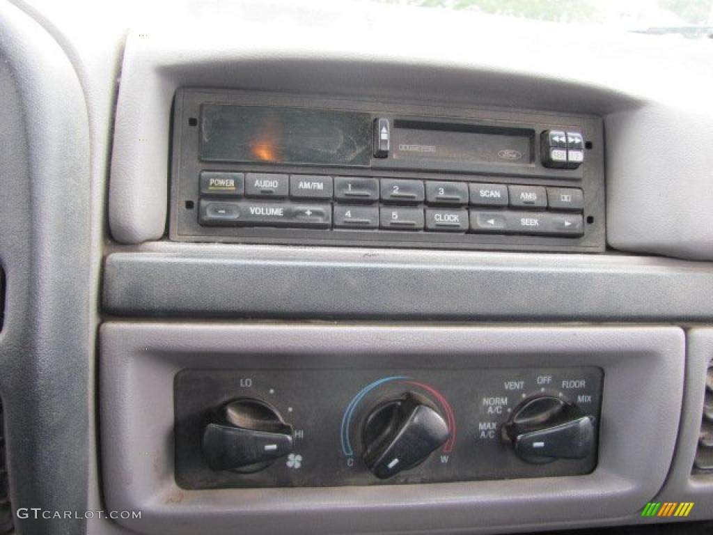1997 F250 XLT Regular Cab 4x4 - Black / Medium Graphite photo #11