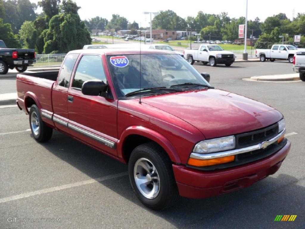 2000 S10 LS Extended Cab - Dark Cherry Red Metallic / Graphite photo #5