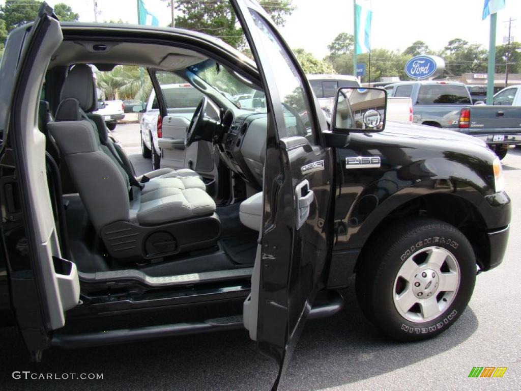 2006 F150 STX Regular Cab - Black / Medium/Dark Flint photo #14