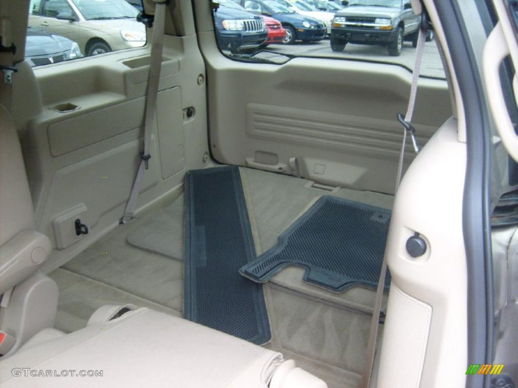 2004 Monterey Convenience - Arizona Beige Metallic / Pebble photo #15