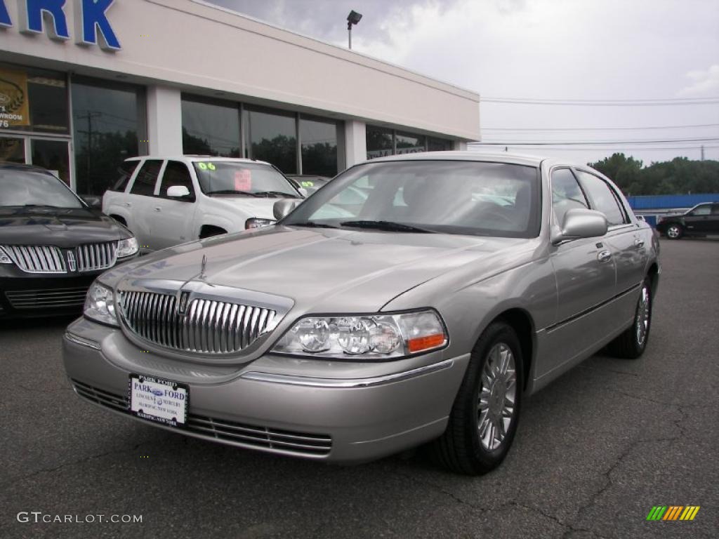 2009 Town Car Signature Limited - Silver Birch Metallic / Black photo #1
