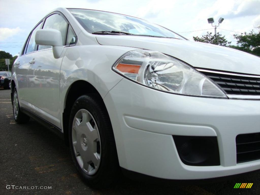 2008 Versa 1.8 S Sedan - Fresh Powder White / Charcoal photo #18