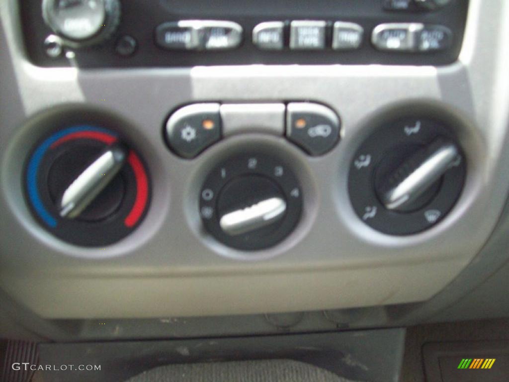 2004 Colorado LS Regular Cab 4x4 - Silver Birch Metallic / Very Dark Pewter photo #21