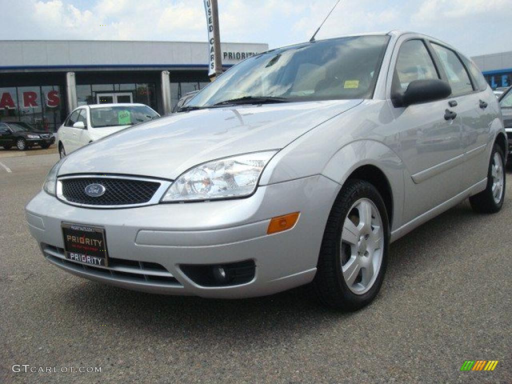 2005 Focus ZX5 SES Hatchback - CD Silver Metallic / Charcoal/Charcoal photo #1