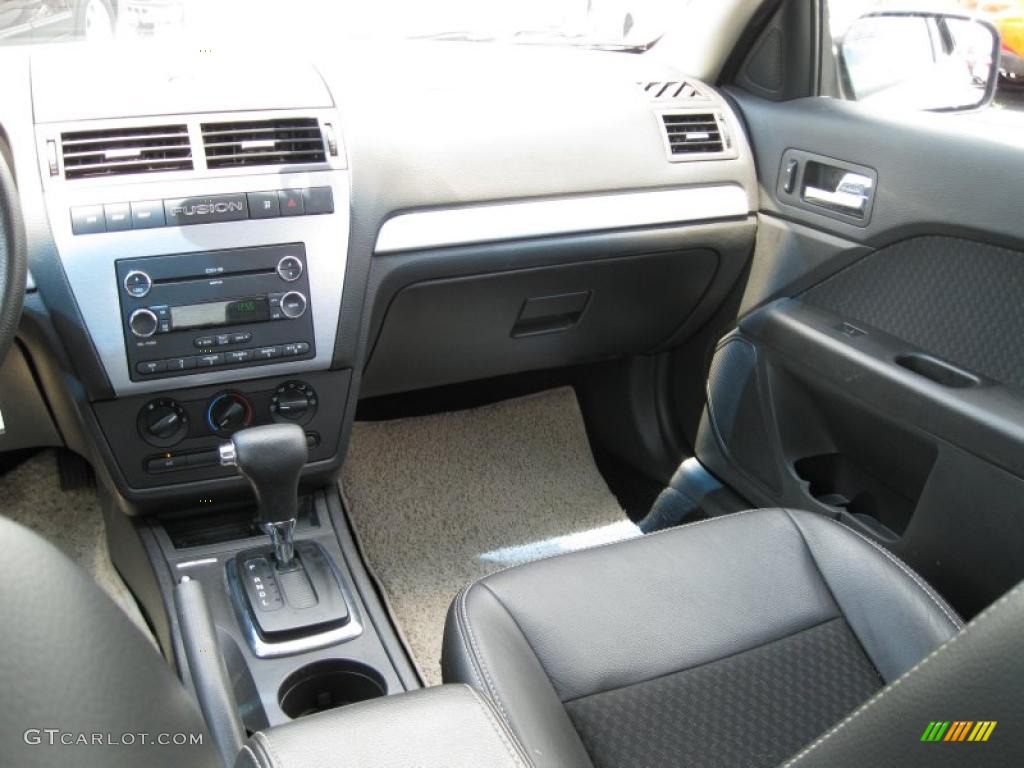 2009 Fusion SE V6 - White Suede / Charcoal Black photo #24