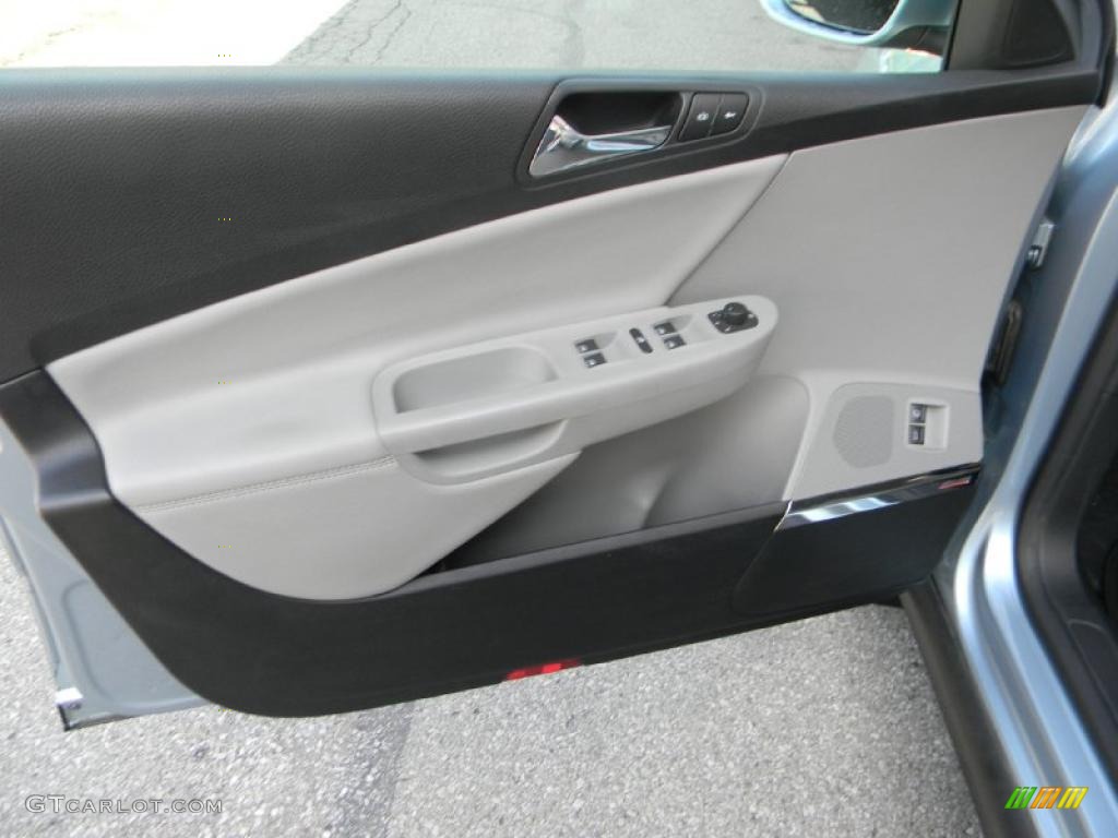 2007 Volkswagen Passat 3.6 4Motion Wagon Classic Grey Door Panel Photo #33410677