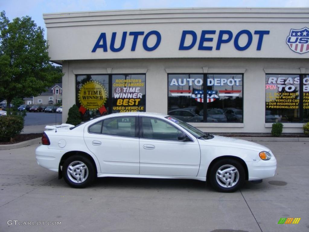 2005 Grand Am SE Sedan - Summit White / Dark Pewter photo #1
