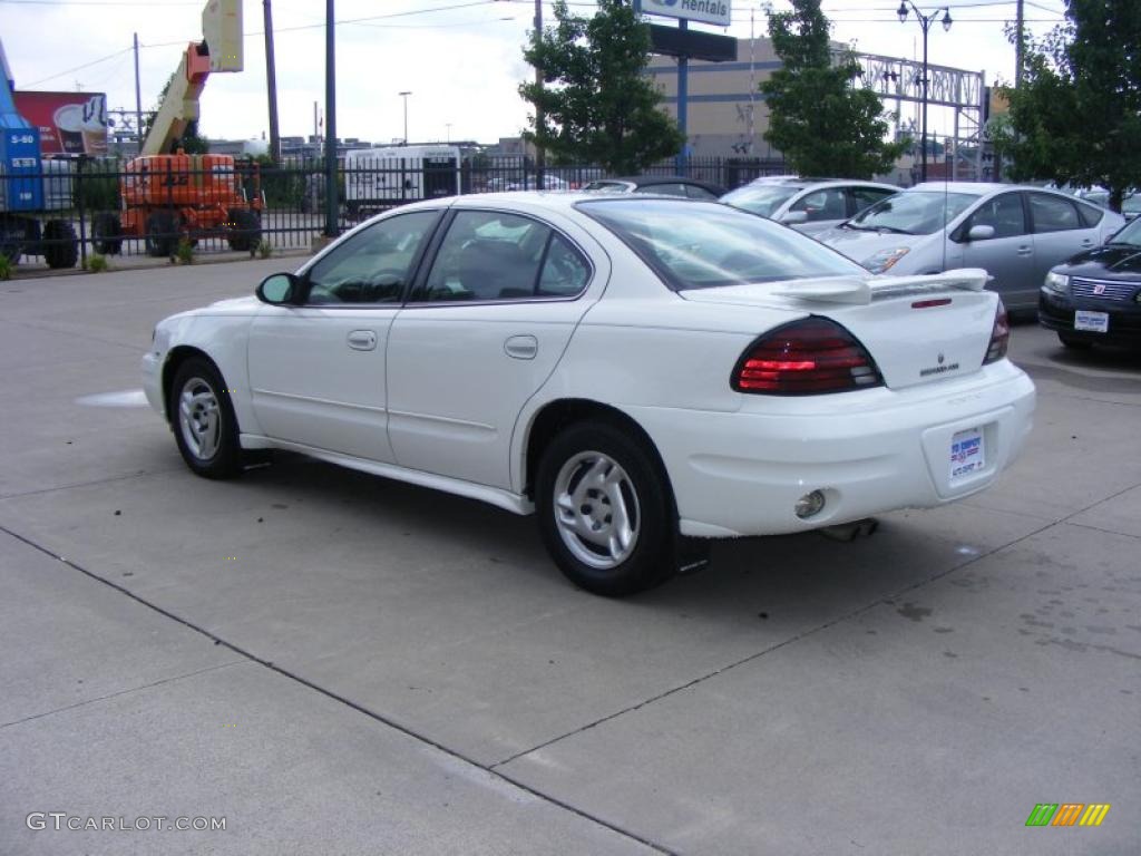 2005 Grand Am SE Sedan - Summit White / Dark Pewter photo #6