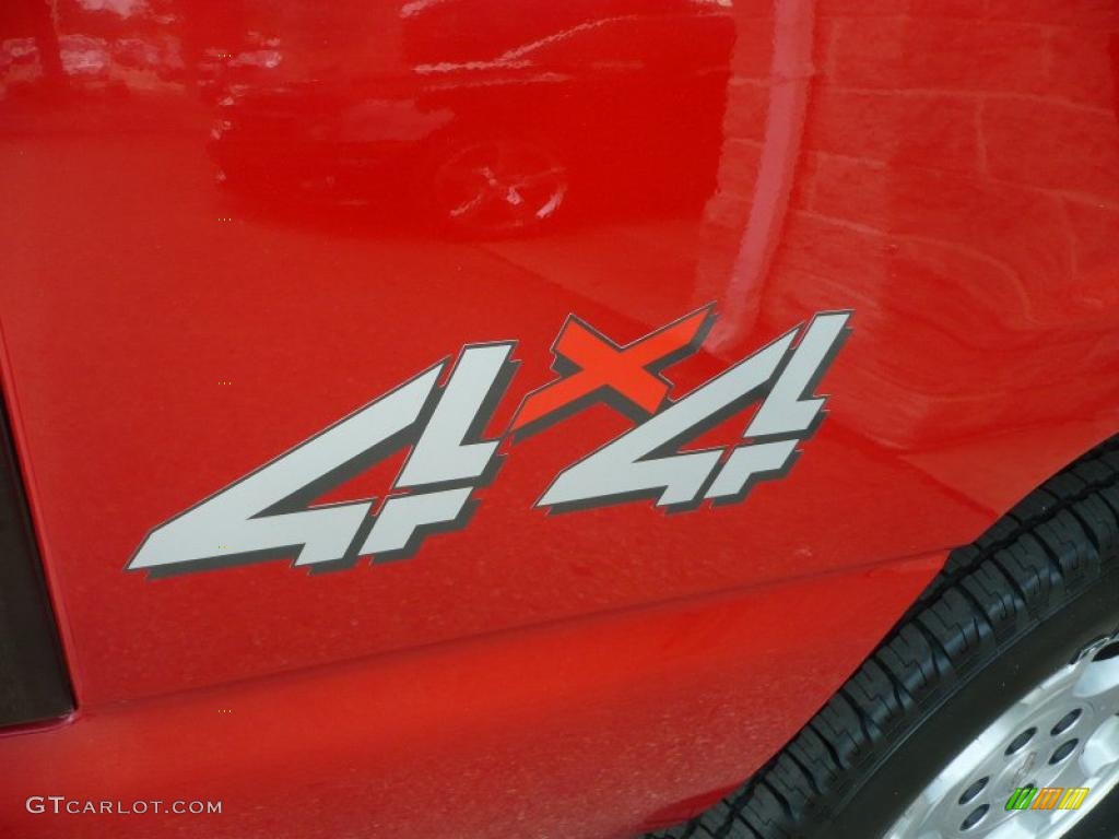 2004 Silverado 1500 LS Extended Cab 4x4 - Victory Red / Dark Charcoal photo #14
