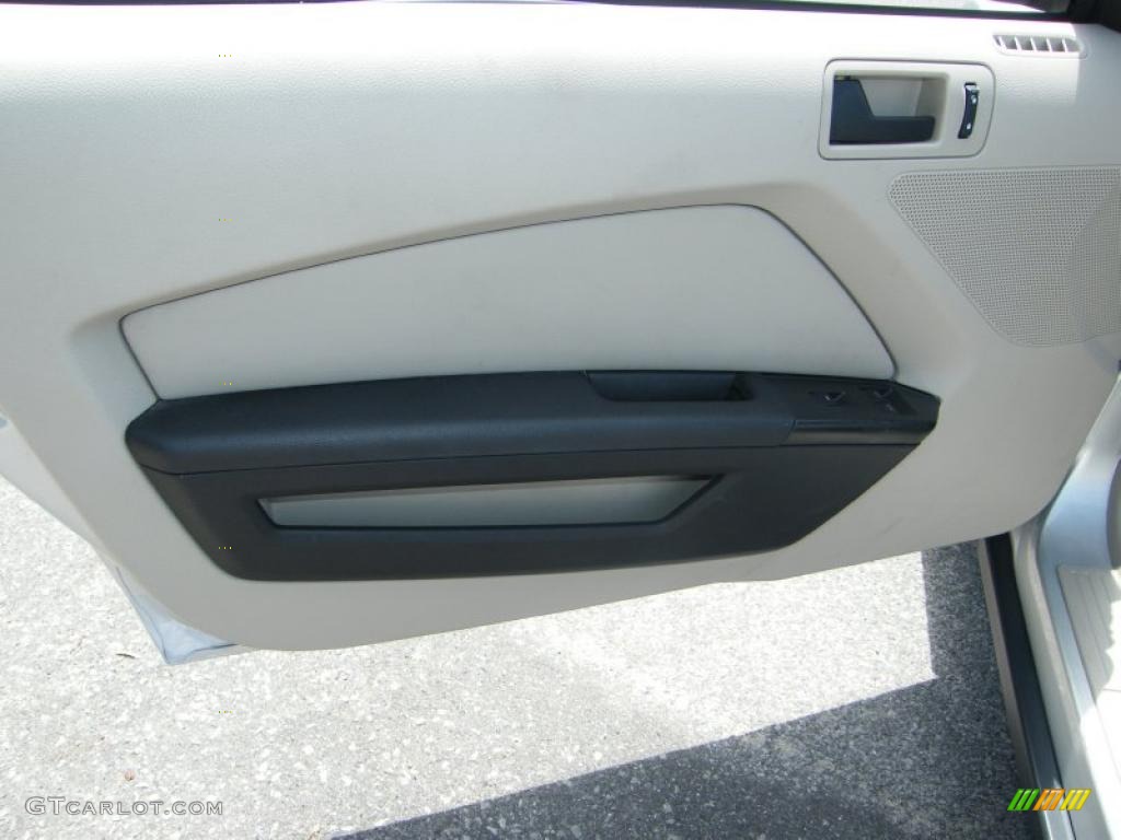 2010 Mustang V6 Convertible - Brilliant Silver Metallic / Stone photo #25