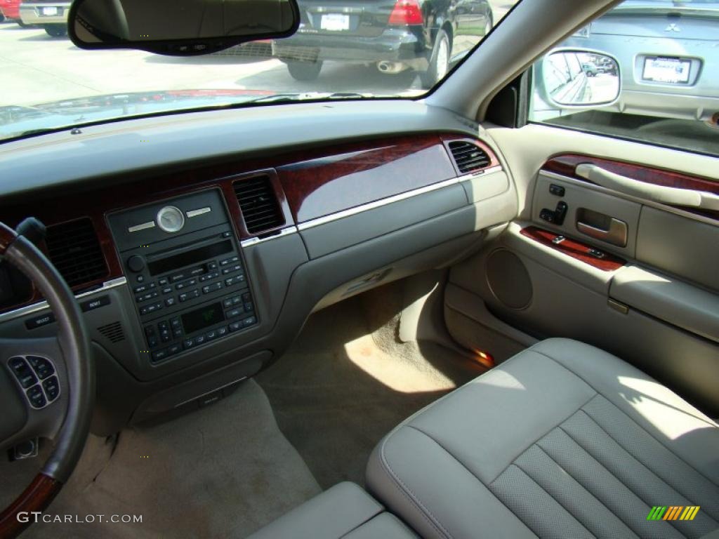 2003 Town Car Limited - Light Tundra Metallic / Medium Dark Parchment/Light Parchment photo #17