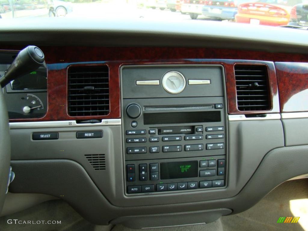 2003 Town Car Limited - Light Tundra Metallic / Medium Dark Parchment/Light Parchment photo #20