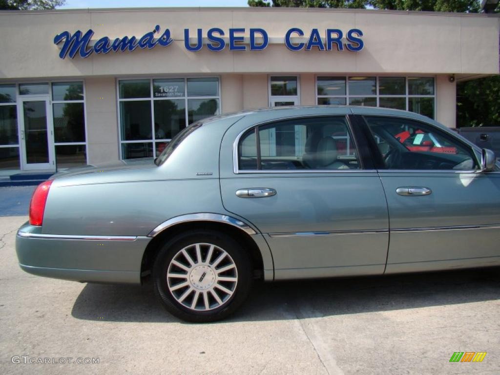 2003 Town Car Limited - Light Tundra Metallic / Medium Dark Parchment/Light Parchment photo #32