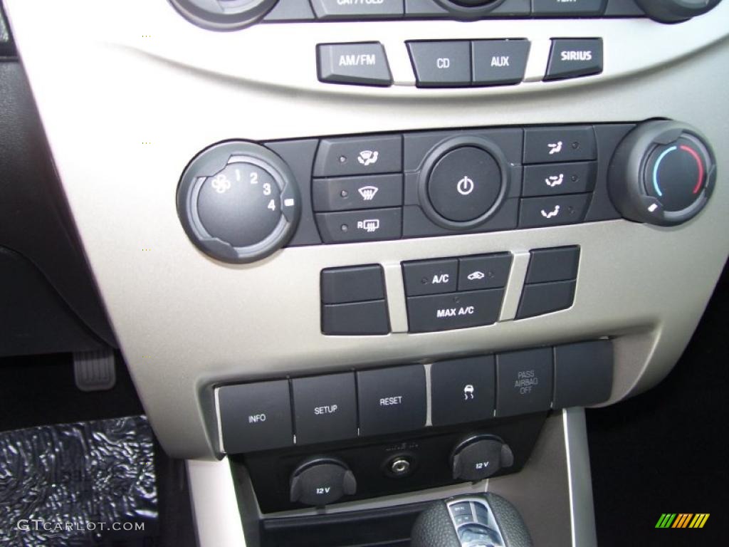 2010 Focus SE Sedan - Sterling Grey Metallic / Charcoal Black photo #18