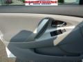 Super White - Camry SE Photo No. 17