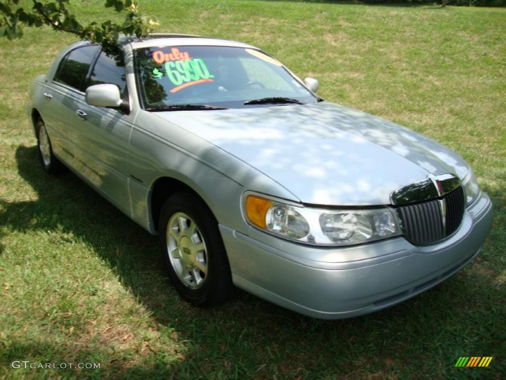 2000 Town Car Signature - Silver Frost Metallic / Deep Charcoal photo #4