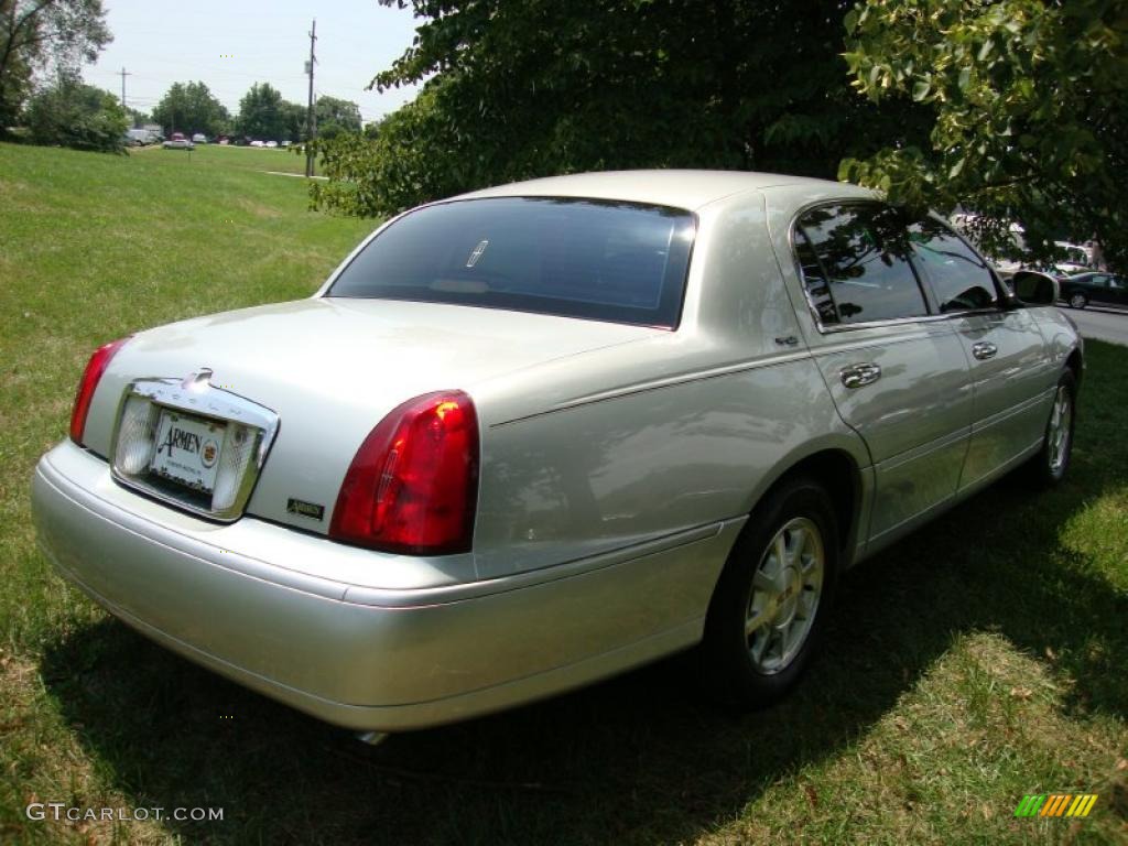 2000 Town Car Signature - Silver Frost Metallic / Deep Charcoal photo #7