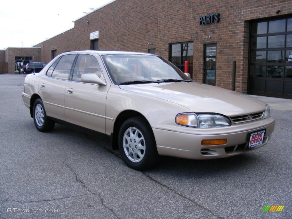 1995 Camry XLE Sedan - Cashmere Beige Metallic / Beige photo #1