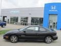 2002 Black Pontiac Sunfire SE Coupe  photo #2