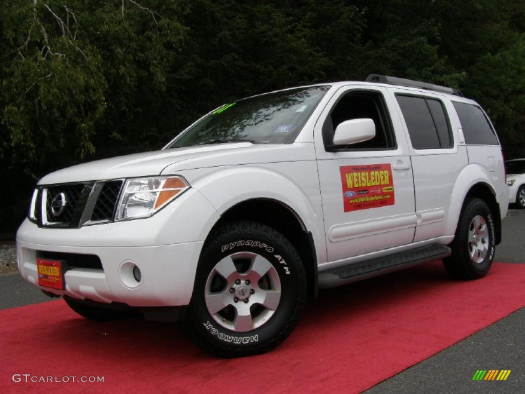 2007 Pathfinder SE 4x4 - Avalanche White / Graphite photo #1